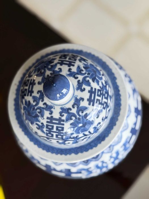 Vaso ginger jar em porcelana azul e branca com tampa