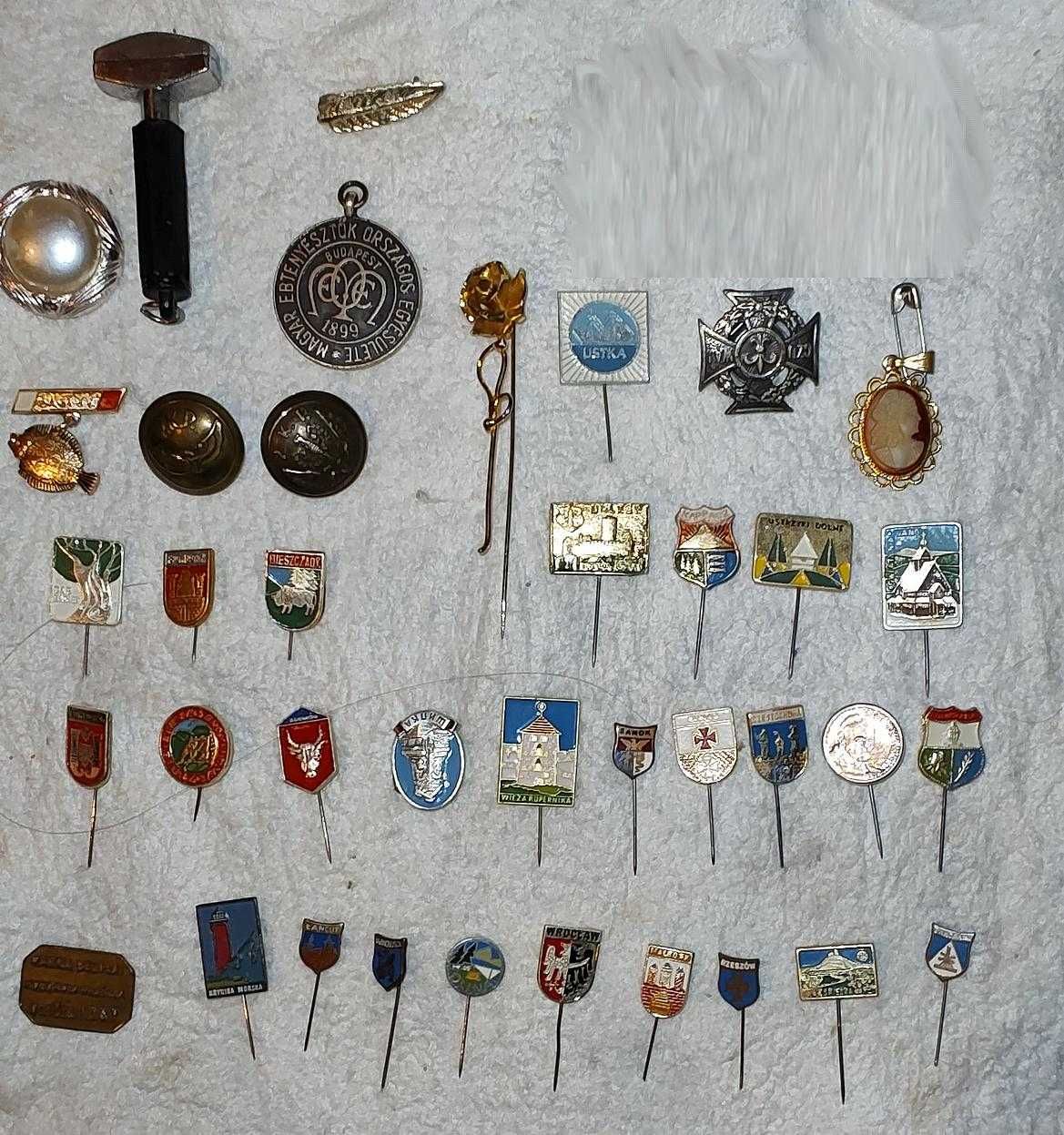 Kolekcja 34 metalowych znaczków, wpinek i przypinek z okresu PRL