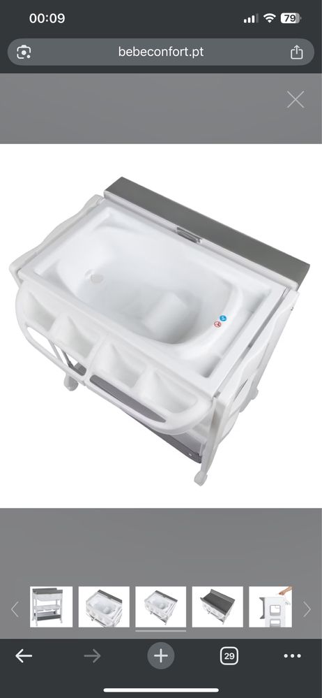 Banheira e mesa de troca de roupa e fraldas