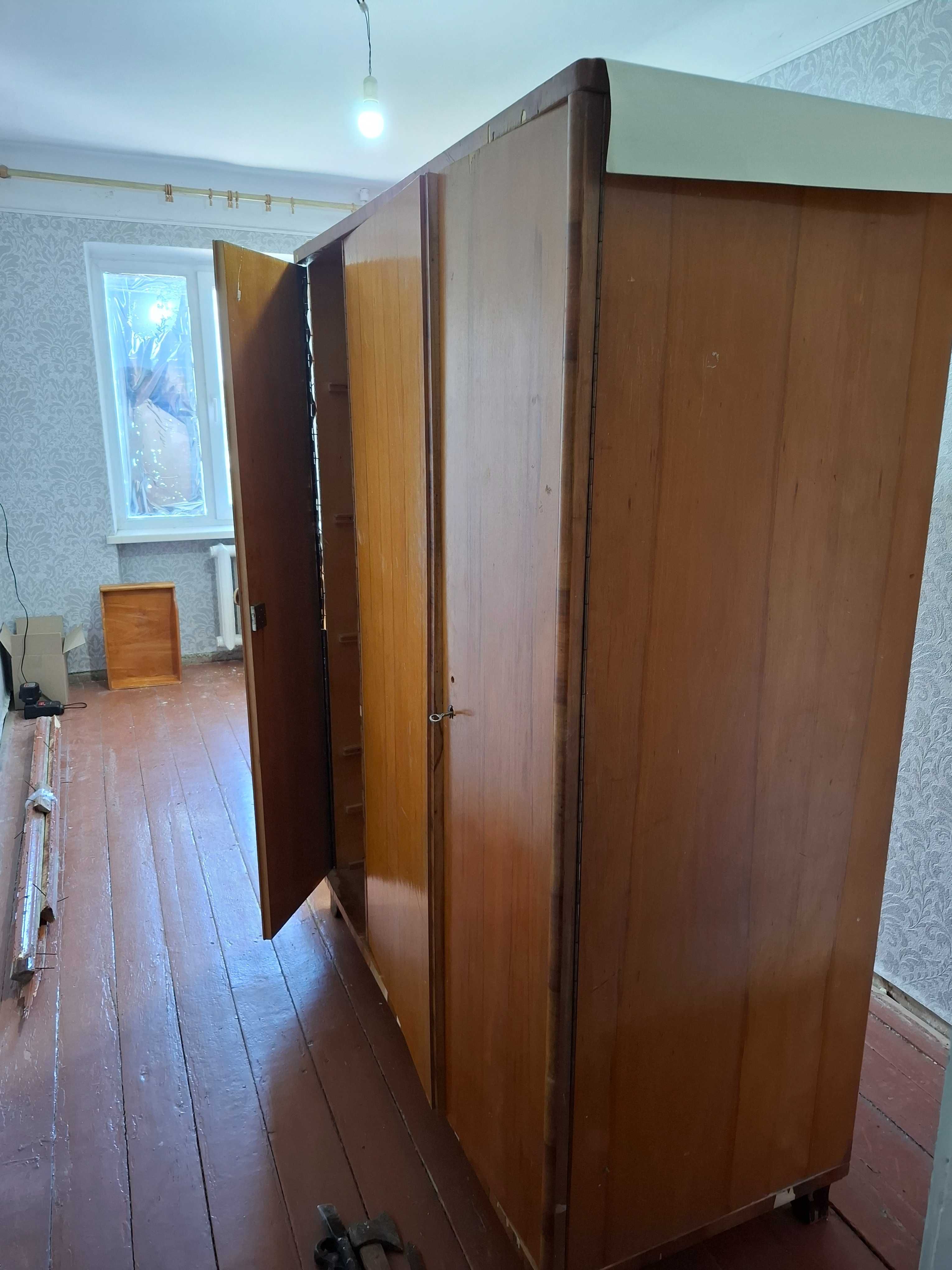 Подарую меблеву стінку і шафу