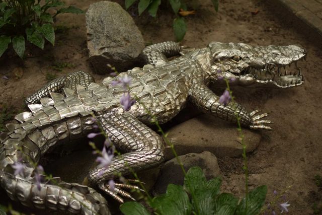садовая скульптура крокодила ручной работы из нержавеющей стали
