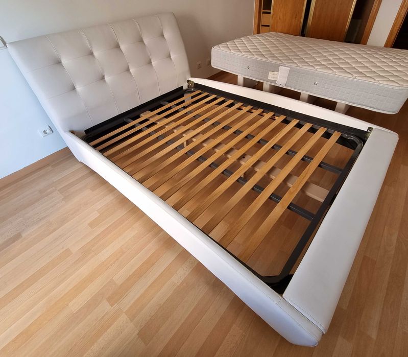 Cama de casal branca