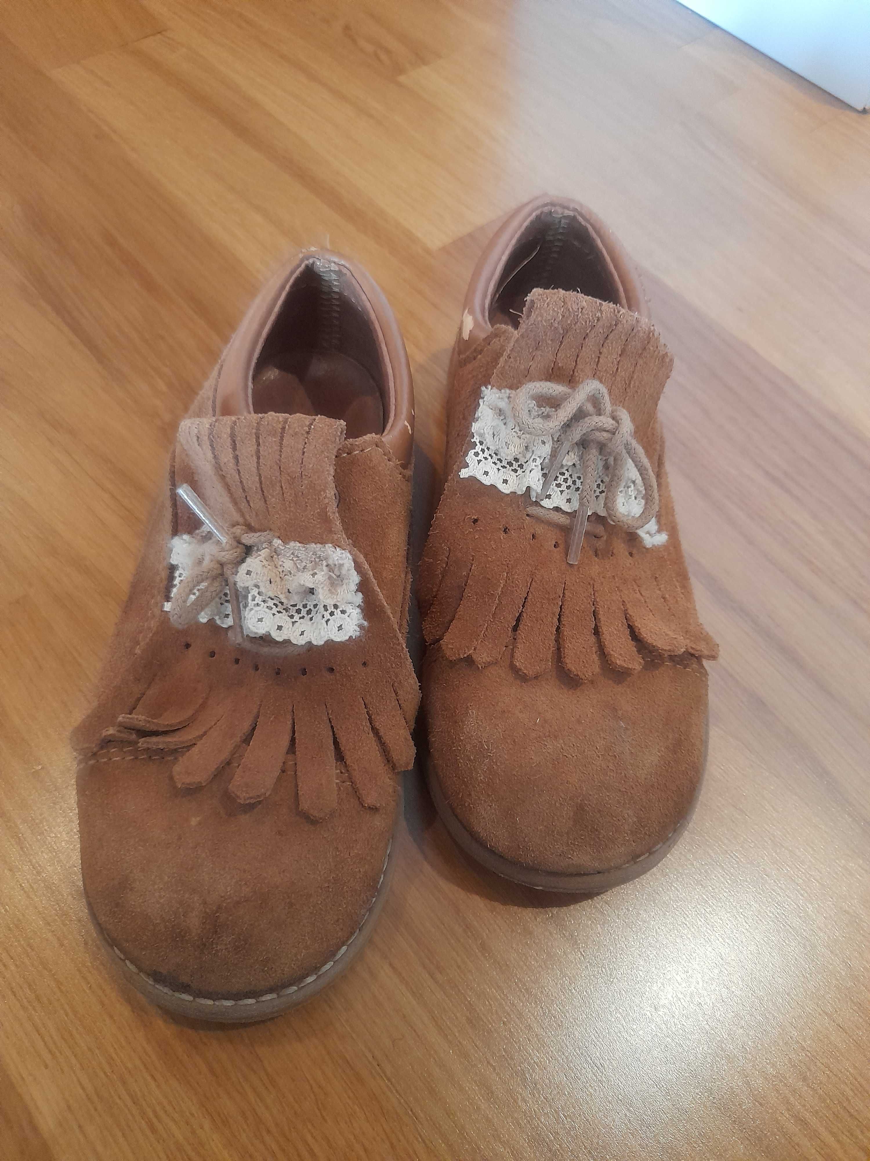 Botas impermeáveis e carneiras de menina  29