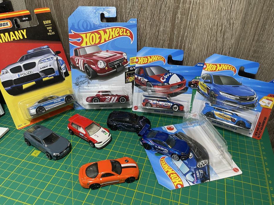 Колекційні моделі Hot Wheels Matchbox Johnny Lightning в масштабі 1/64