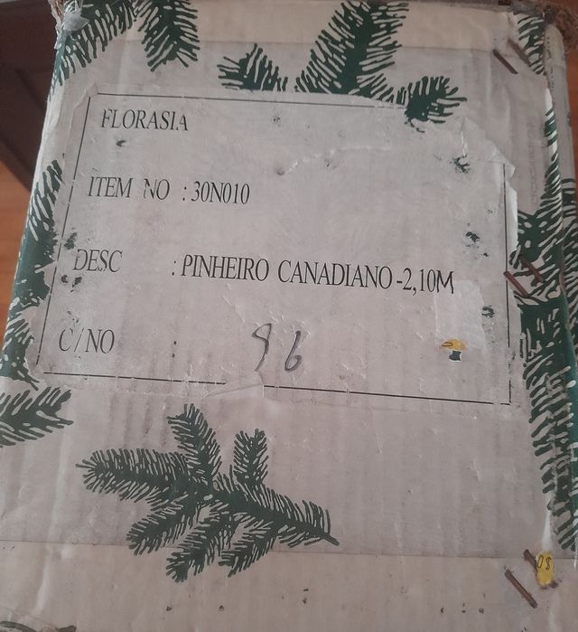 Pinheiro Canadiano de Natal artificial com 2,10 metros de altura 10
