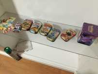 Cartas pokemos comuns e raras, mini tins, autocolantes, coin