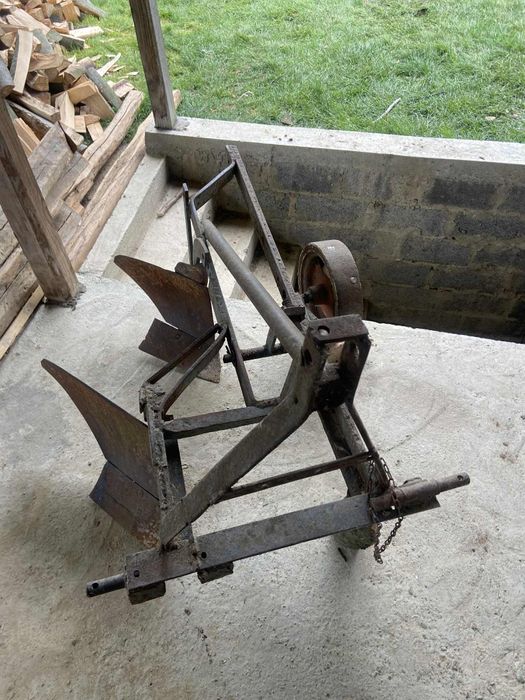 Плуг двохкорпусний