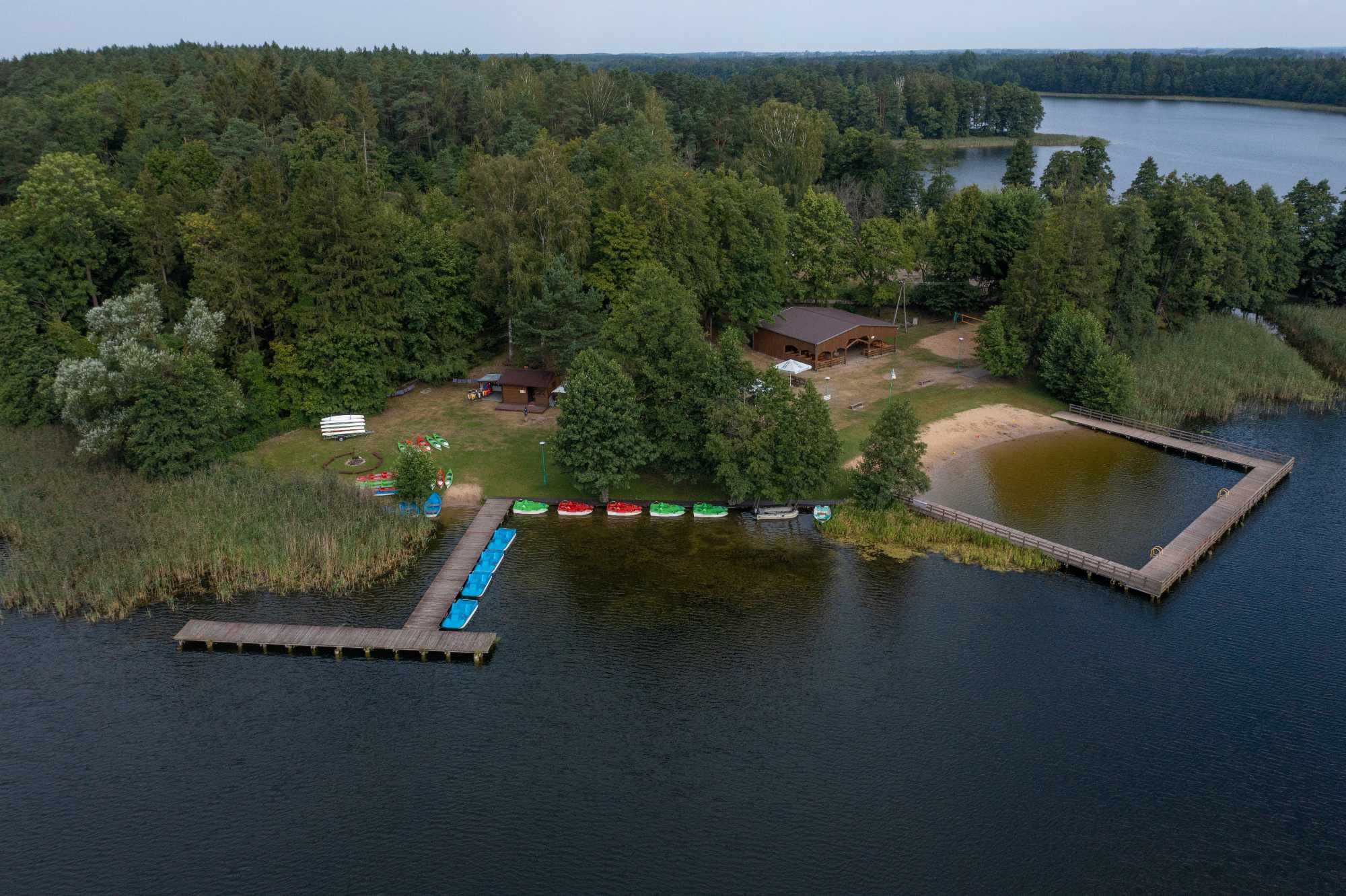 Wyspa Wydminy- domki nad wodą.