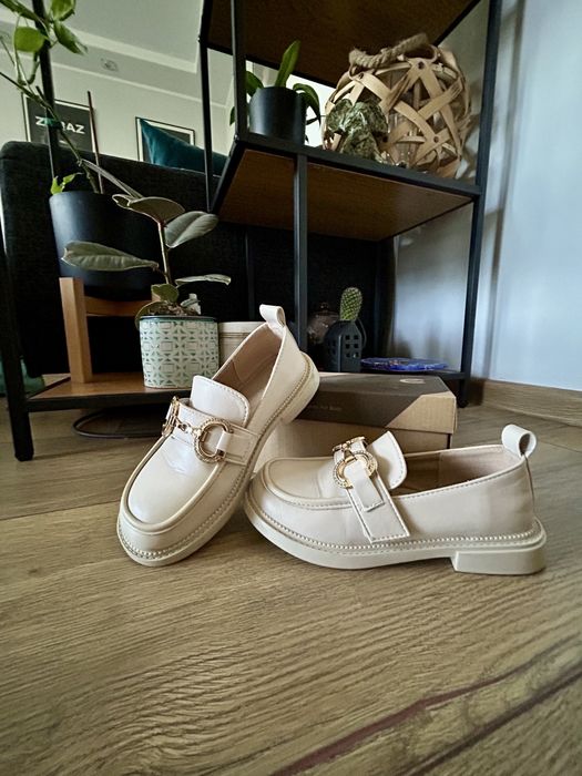 Mokasyny trzewiki beżowe ze złotymi elementami rozmiar 33