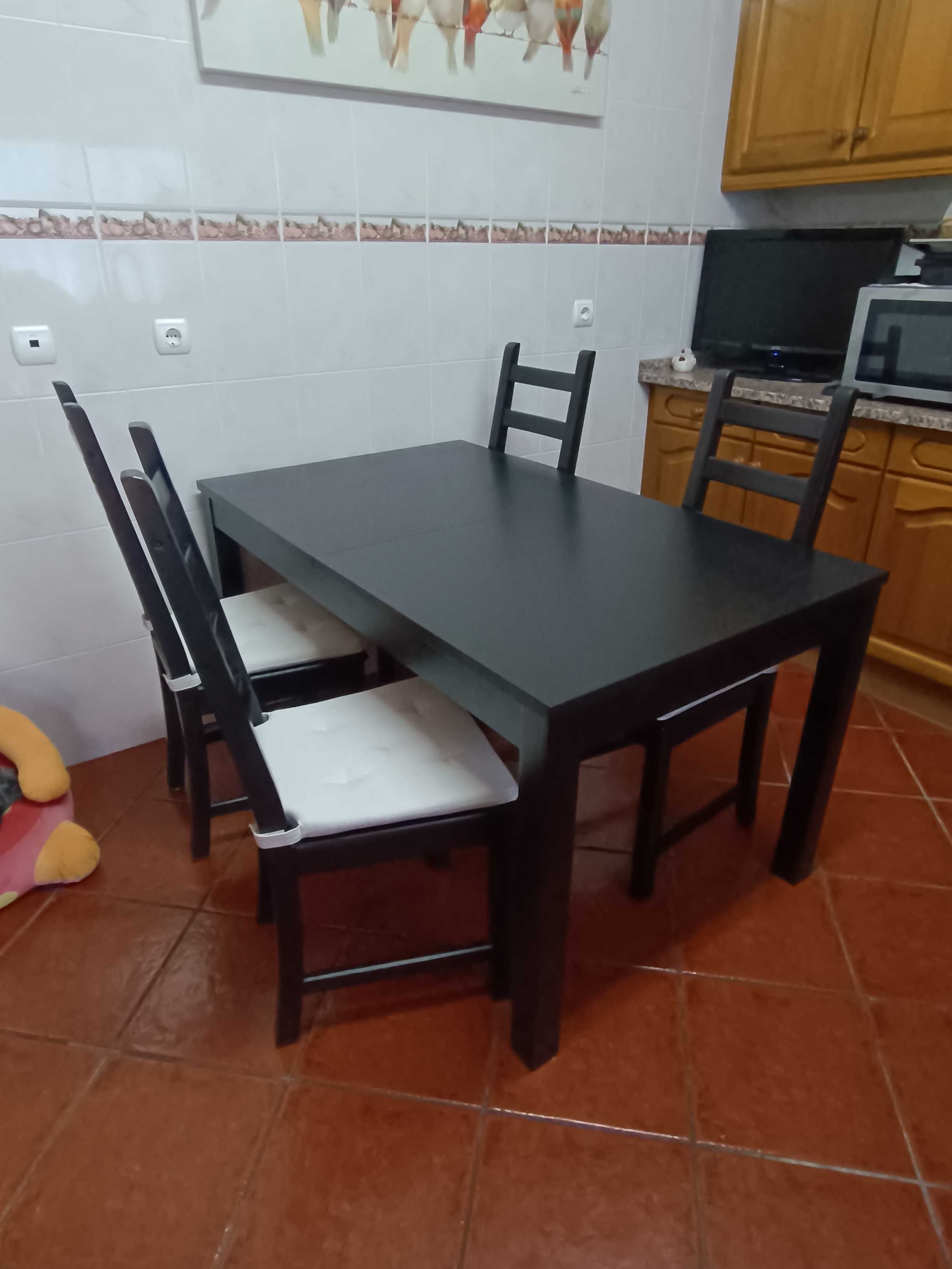 Mesa com cadeiras pretas ikea