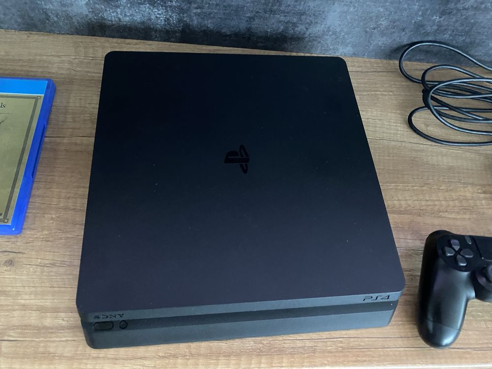 Konsola ps4 slim