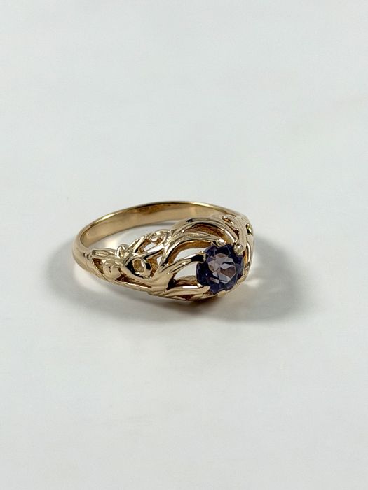 Złoty pierścionek z szafirem