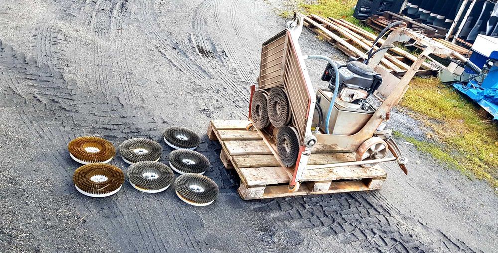 Szorowarka polerka szczotka hydrauliczna spalinowa 6KM 3 szczotki 12r