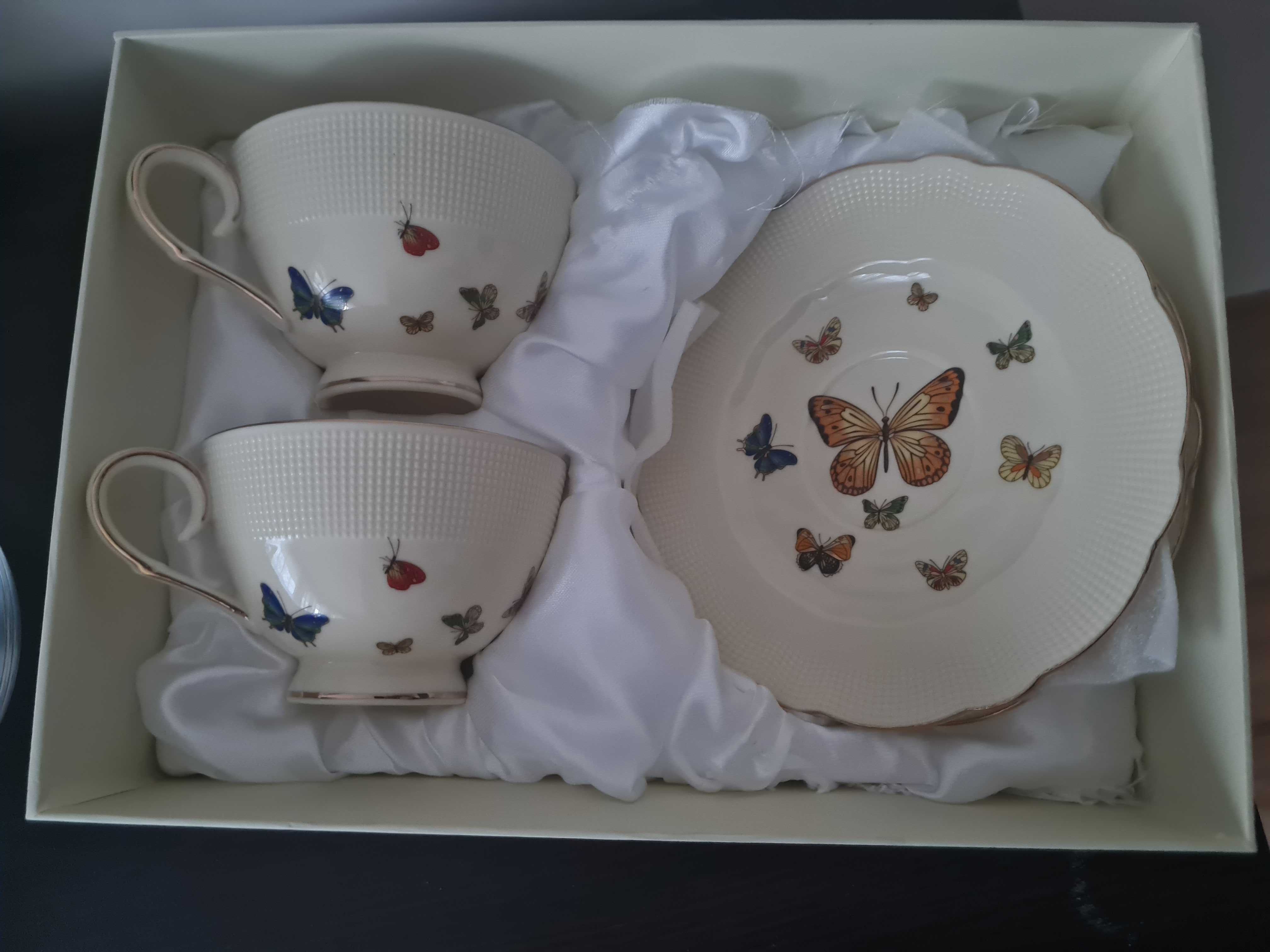 Porcelanowe filiżanki z motylami
