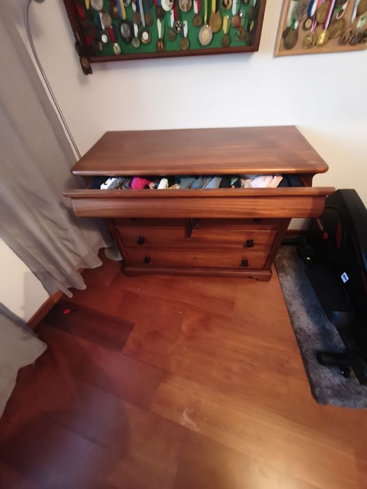 Cómoda de madeira maciça