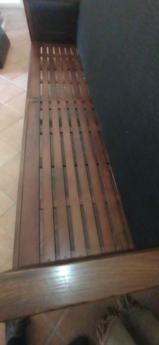 Sofá em madeira de castanho maciça.