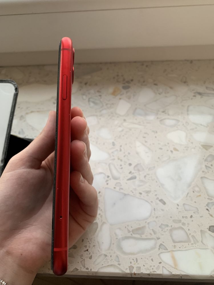 Айфон 11 червоний 64гб