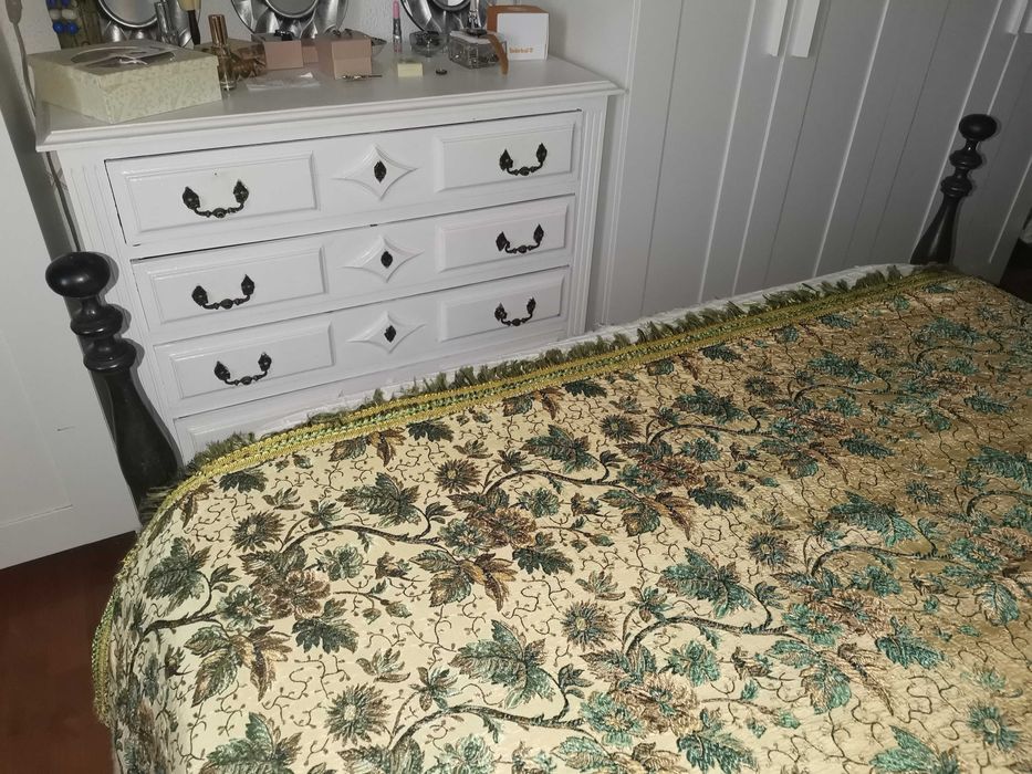 Cama em madeira maciça na cor original