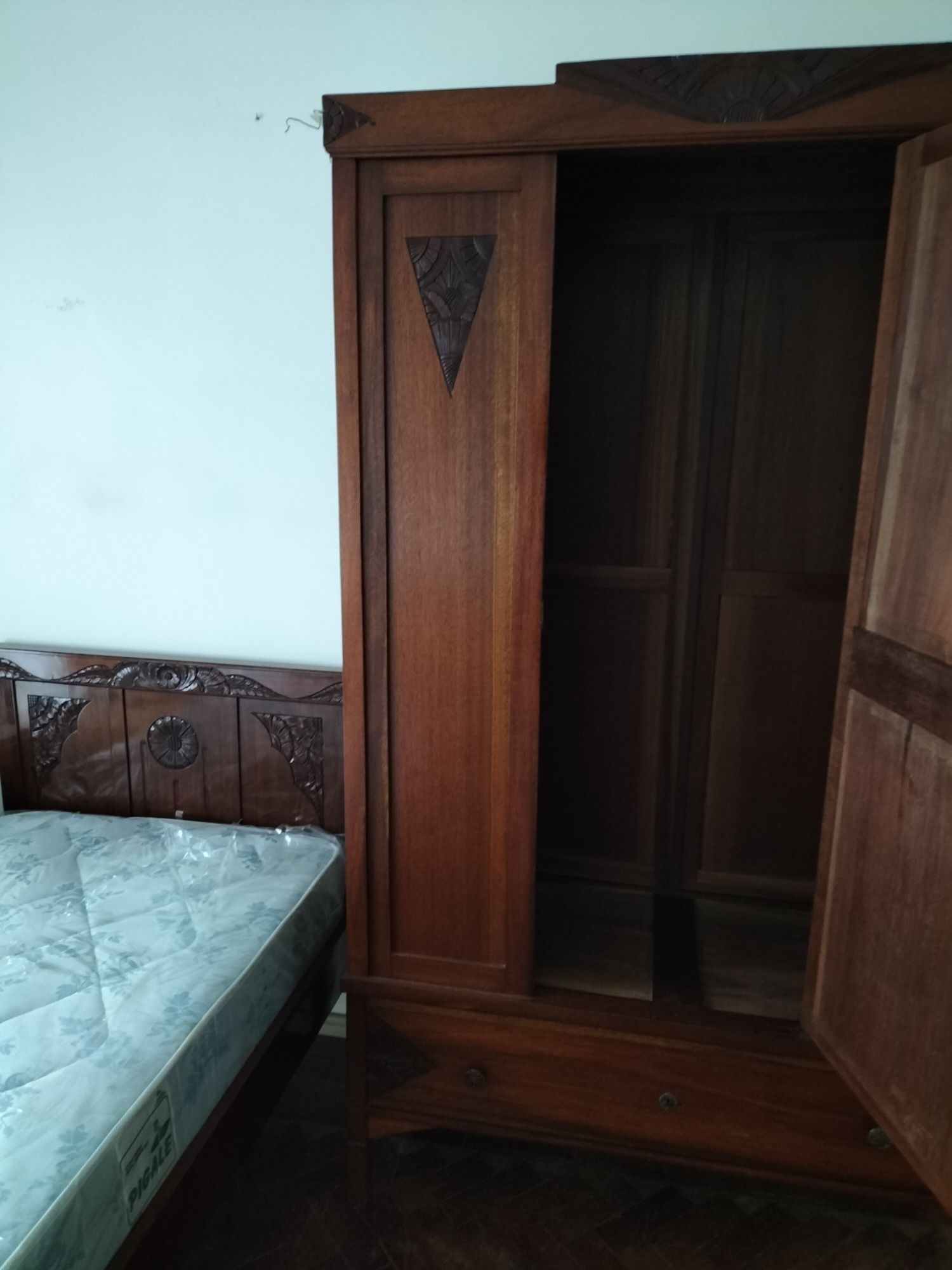 Mobília de quarto individual em cerejeira