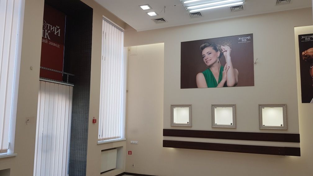Оренда фасад приміщення на два входи. Соборна,71. 120 або 170 м.кв.