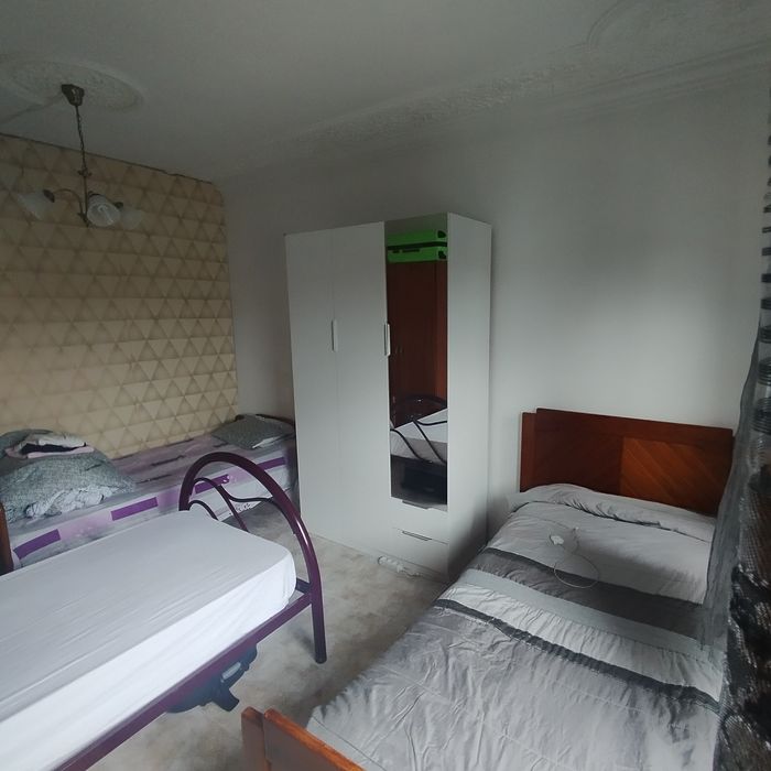Arrendo um quarto.
400€
Incluso água, luz gás e internet .
Ótima local