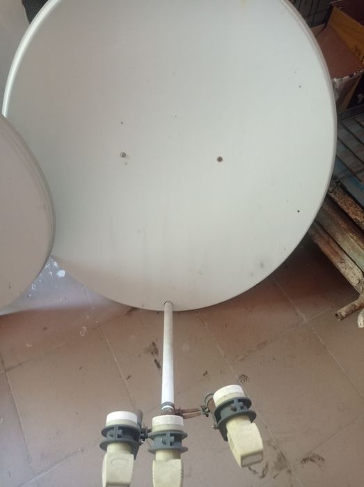 Супутникова антена на 3 головки
