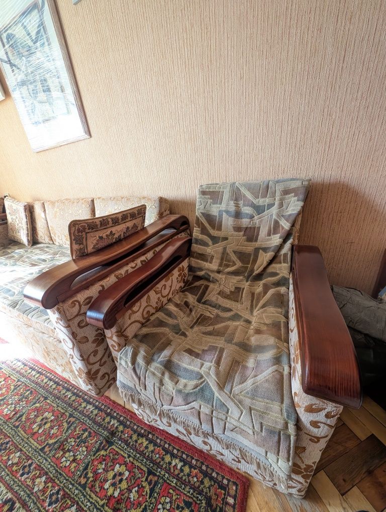 Розкладний диван з двома кріслами у вітальню
