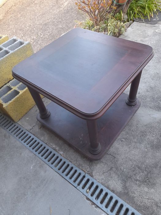 Mesa de centro em madeira.
