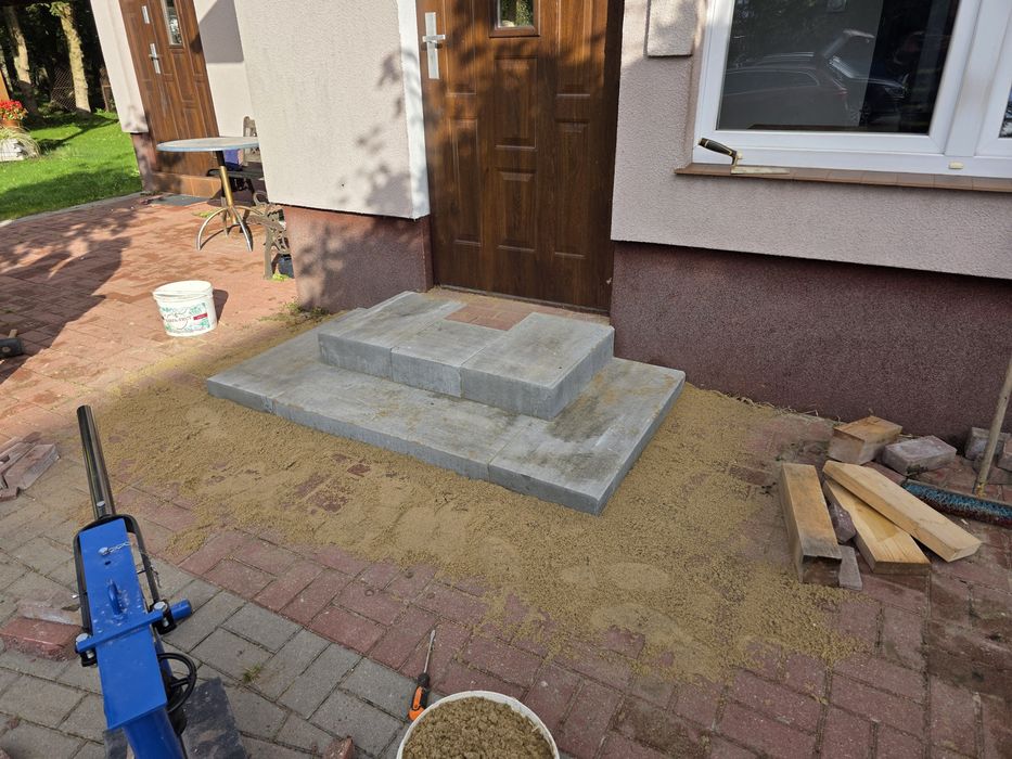 Kostka, Ogrodzenia, trawniki