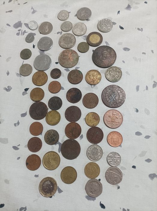 Moedas de escudos e notas de vários países