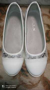 Продам белые туфли (Кожа) женские састаяние отличное размер 36 на худу