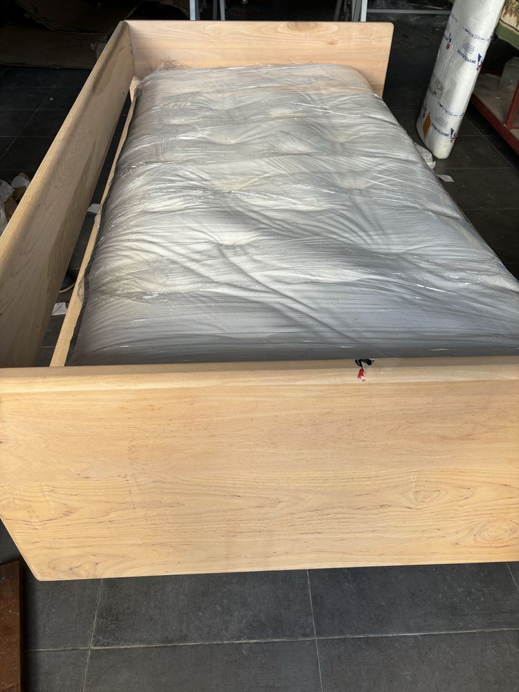 Cama de madeira maciça + estrado