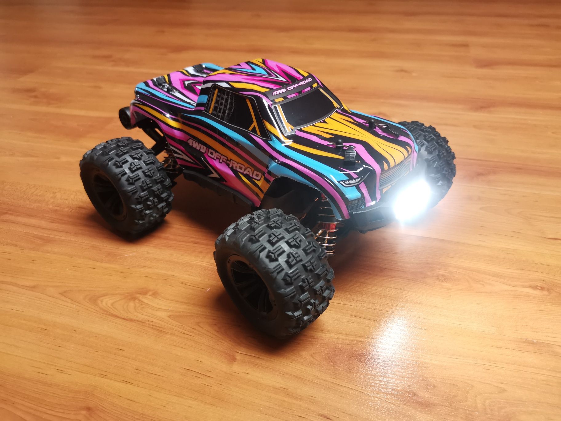 Carro RC Monster MJX Hyper Go 16209 4x4 Brushless 2S 3S luz led  1:16