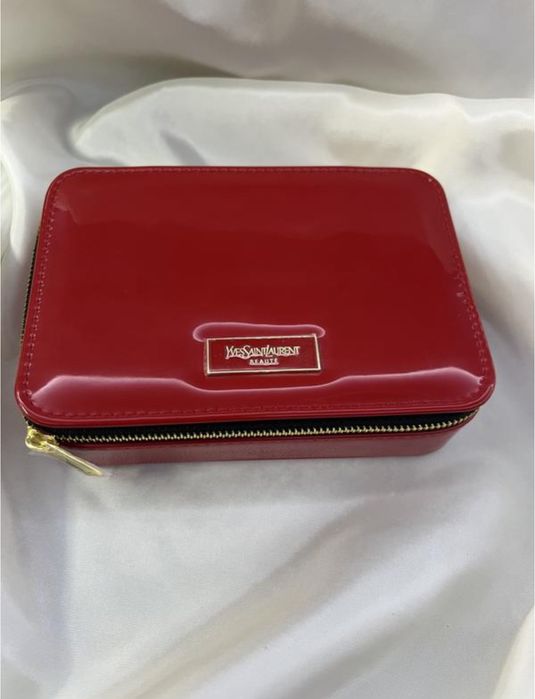 Червона лакова косметичка ysl