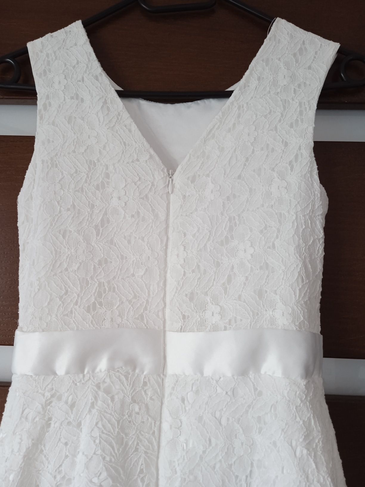 Sukienka biała koronkowa na podszewce i z tiulem podnoszącym dół 146