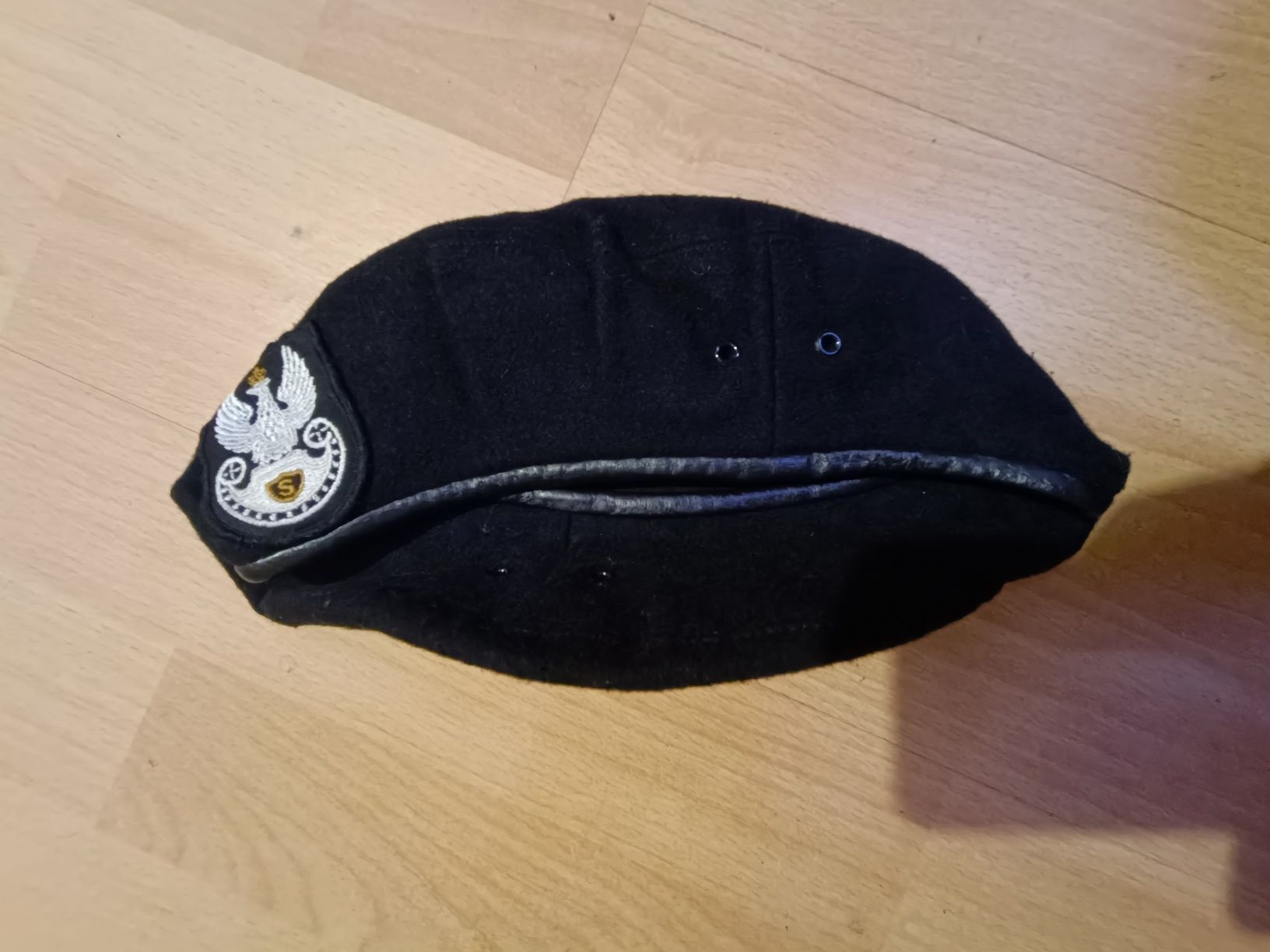 Czarny beret WP.