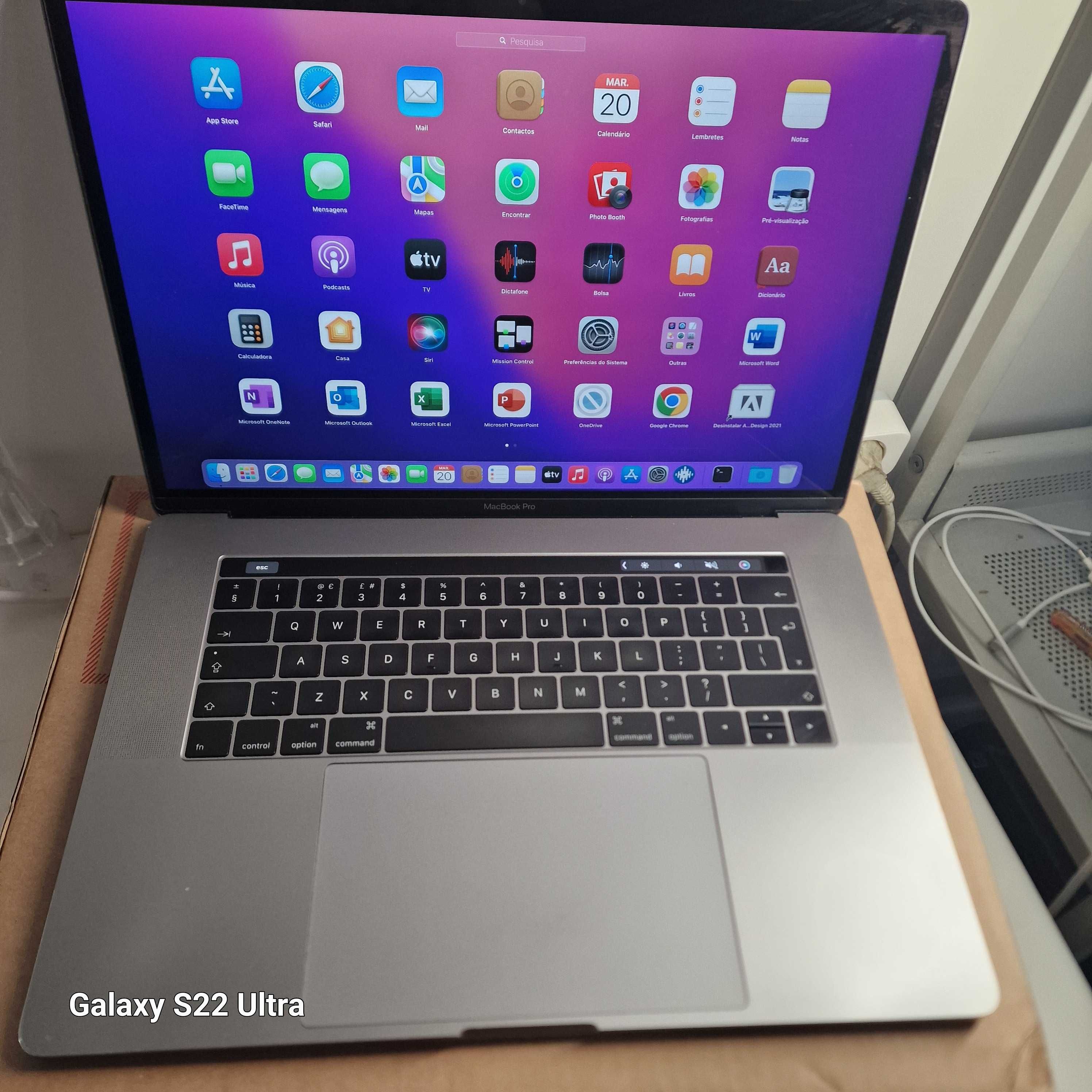 MacBook Pro Touch Bar 2016 15 polegadas ( com vários programas )
