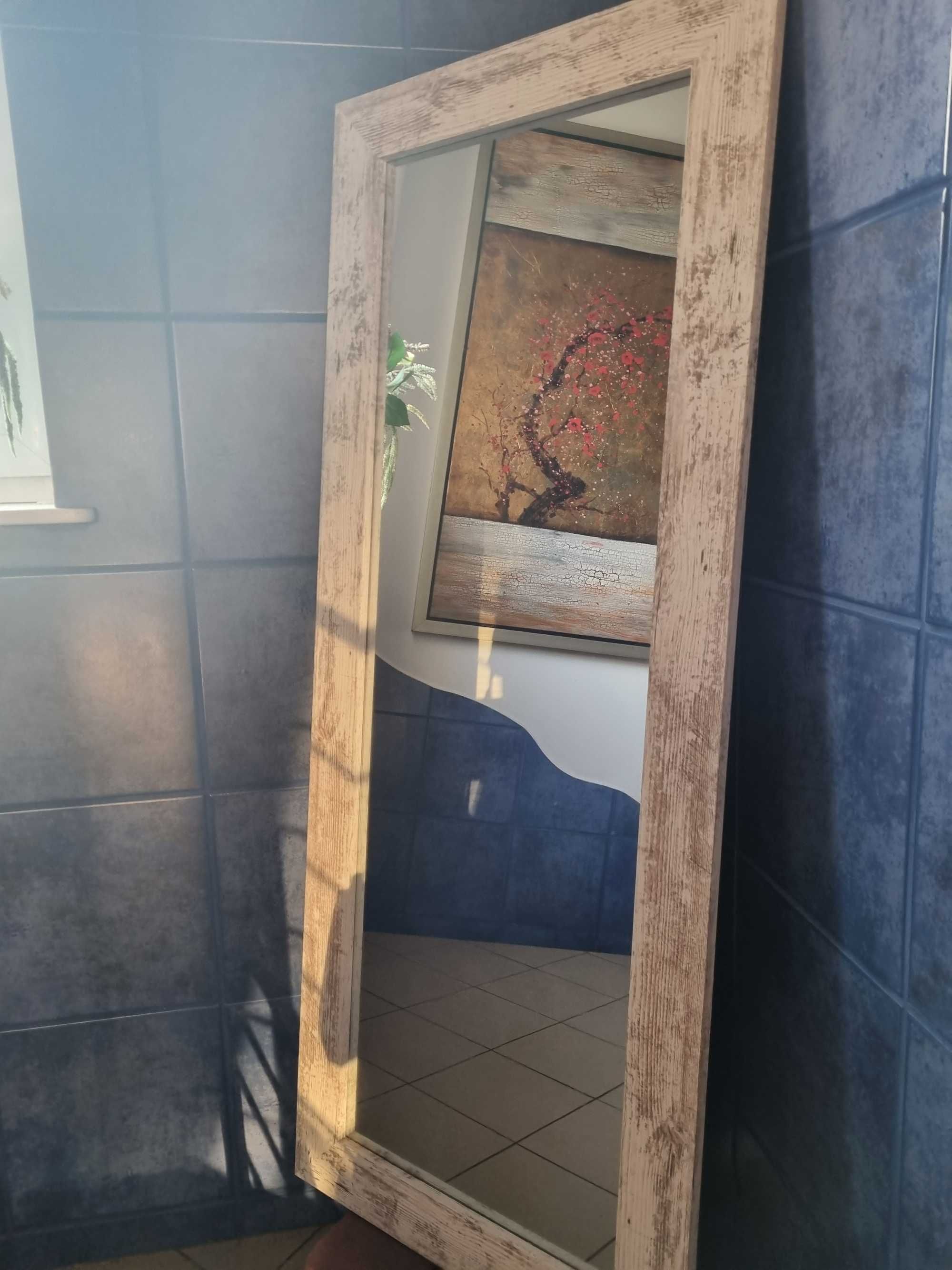 Duże lustro w ramie