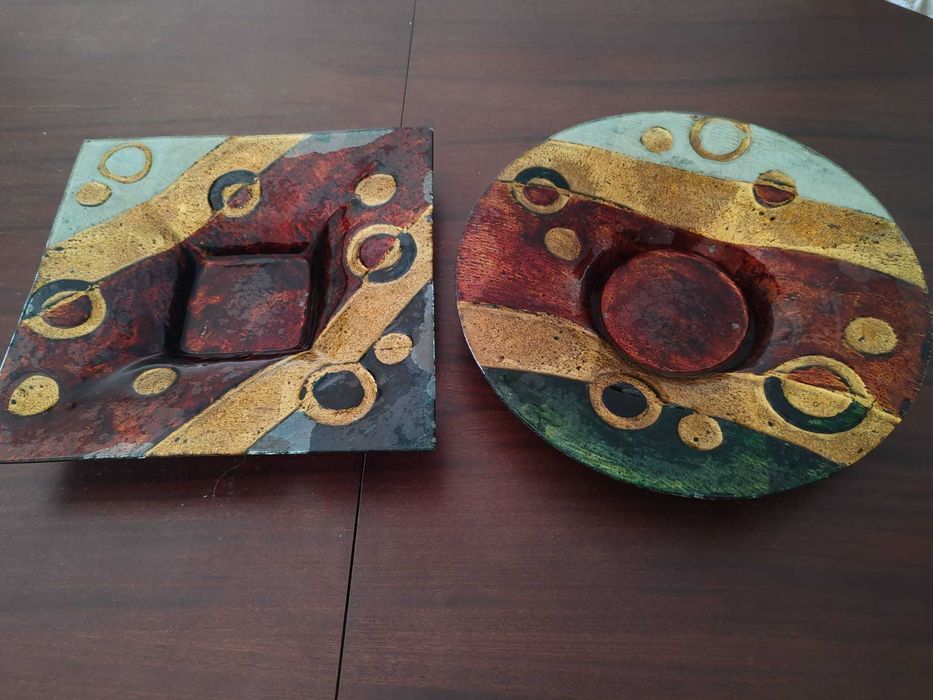Pratos grandes decorativos.