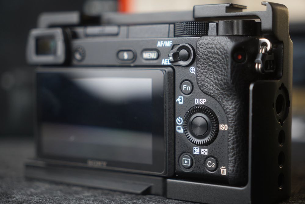 Фотоапарат Sony a6300 body + клітка, зарядка та 6 акумуляторів