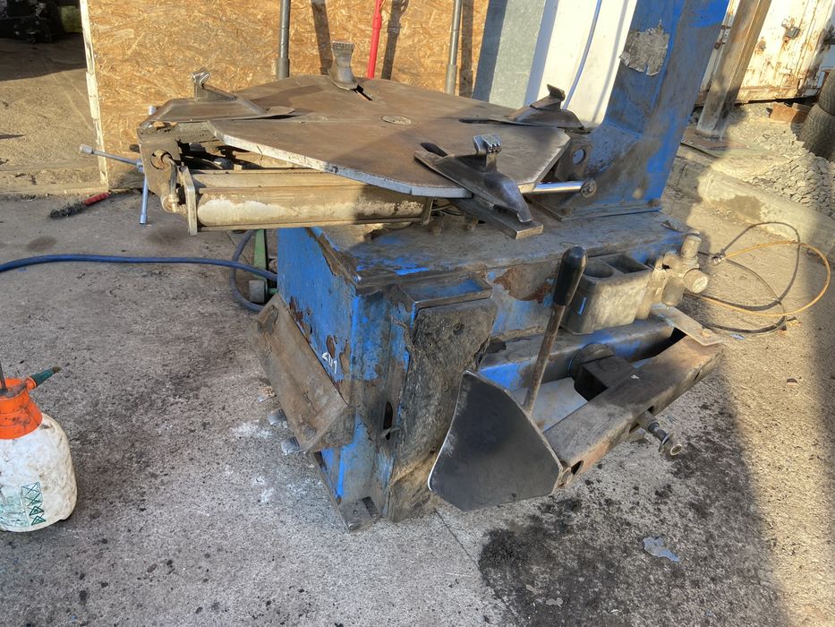 Шиномонтажний стенд