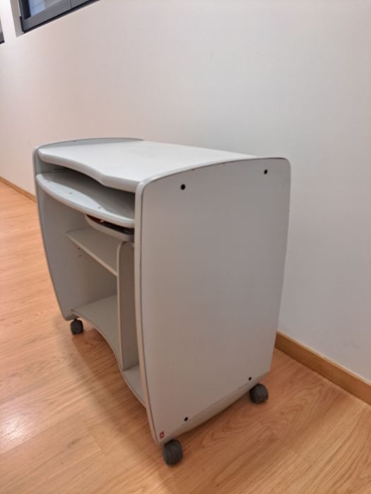 Secretária de computador com rodas