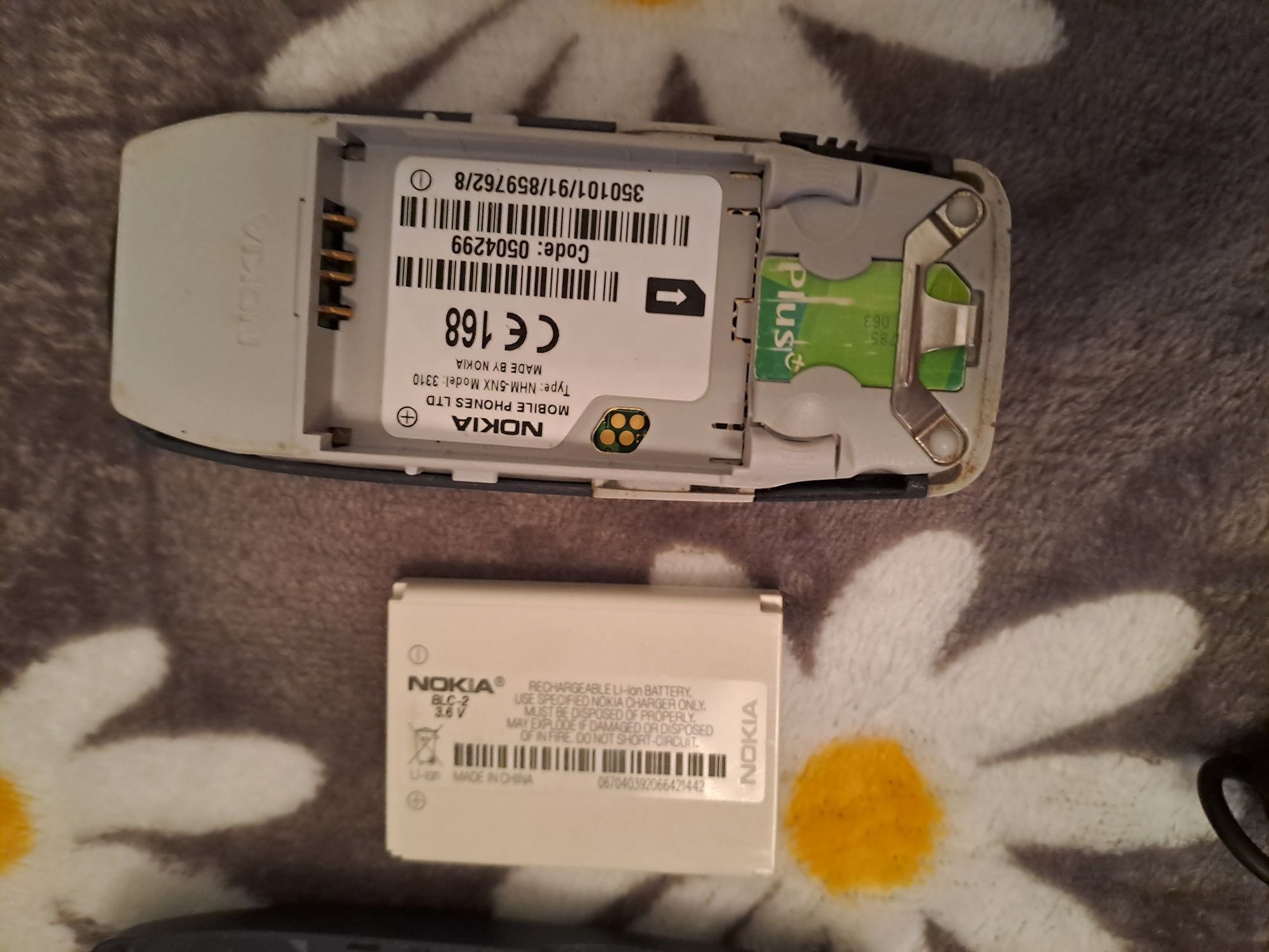 Kultowa Nokia 3310 z ładowarką