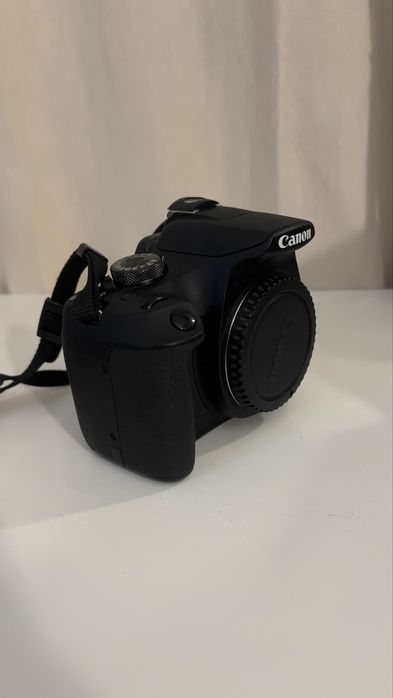 Camera canon eos 2000d