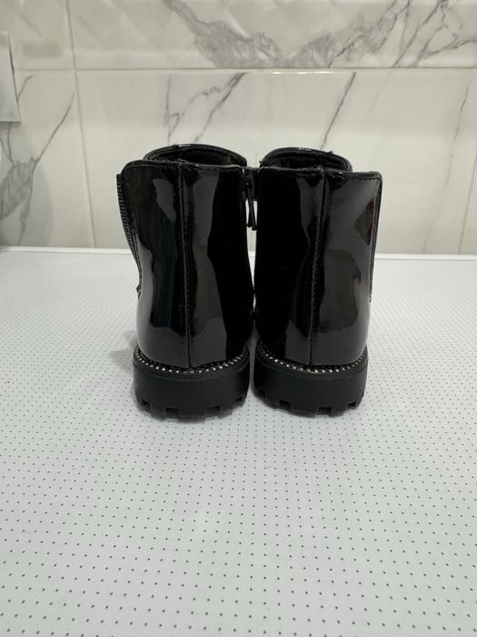 Стильні нові ботинки