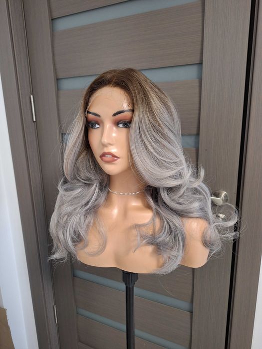 Peruka z koronką w platynowym blond ombre