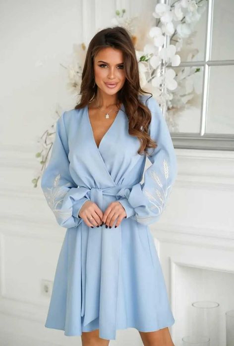 Сукня блакитна з колосками з довгими рукавами на запах