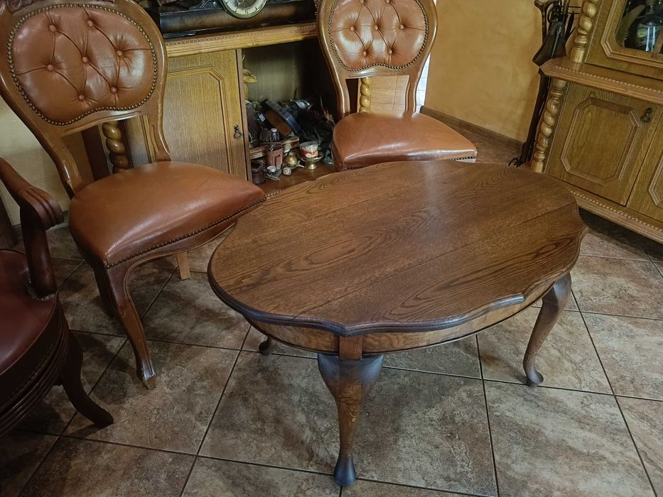 Stary stolik kawowy na ludwikowskich nogach