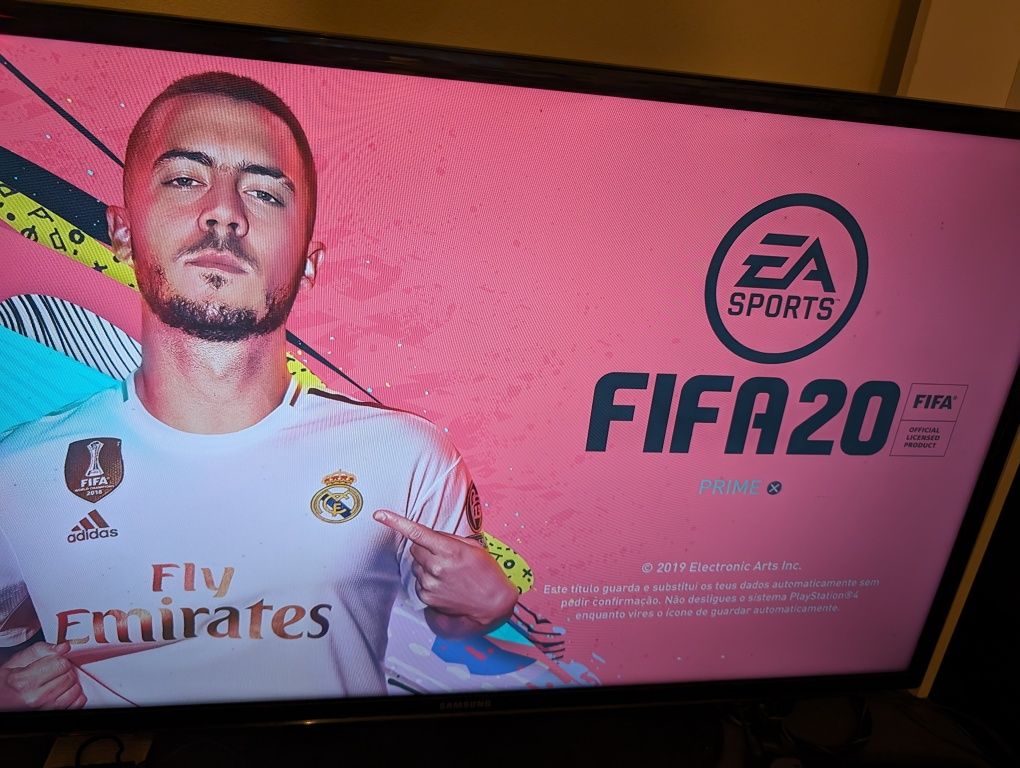 PS4 Slim + FIFA 20