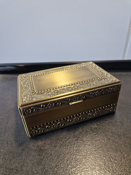 Metalowa szkatułka na biżuterię/ drobiazgi